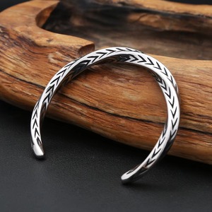 Yunnique – Bracelet ouvert en acier inoxydable pour hommes, motif flèche, en forme de C, design géométrique, bijoux cadeau - Product Image 1