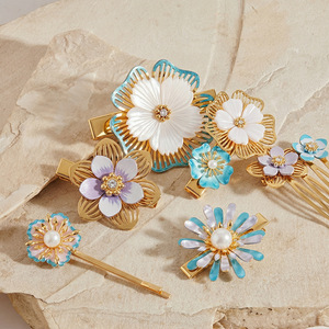 Élégantes pinces à cheveux françaises vintage en acier inoxydable plaqué or 18 carats, faites à la main, écologiques, en forme de fleur, coquillage et pétale, pour mariée, mariage, en carton - Product Image 4