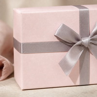Boîte cadeau rose avec ruban en satin et nœud, structure de base pliable, tailles personnalisables, logo personnalisé, marque privée, finition brillante portable