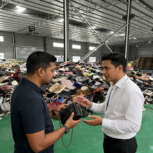 <span class=keywords><strong>Borse</strong></span> di Seconda Mano A15 per Donna, Vendita all'Ingrosso di <span class=keywords><strong>Borse</strong></span> Usate, <span class=keywords><strong>Borse</strong></span> Economiche da Donna, Borsa a Tracolla Ukay - Product Image 1