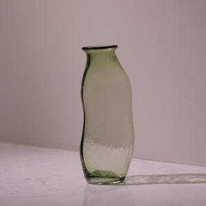 Jarrón de Vidrio Irregular Verde Claro Abierto Bixuan de Alta Gama Nórdica, Nuevo Diseño Moderno y Simple con Estilo Costero para Decoración de Mesa - Product Image 6