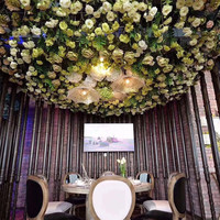 Panneau mural en herbe artificielle verte pour hôtel, restaurant, hall, plafond, feuilles suspendues artificielles pour la décoration du plafond