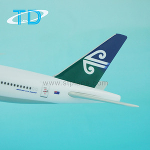 Modèle d'avion en plastique à aile fixe <span class=keywords><strong>AIR</strong></span> NEW ZEALAND B777-300 37cm à l'échelle 1:200 - Cadeau d'affaires personnalisable certifié GS - Product Image 5