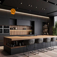 Cuisine Shinestone bicolore avec armoires supérieures noires et inférieures claires pour espaces ouverts