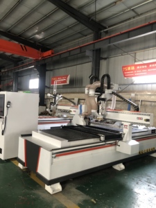 Sierra de corte para router de madera 1325 con ATC lineal, motor de engranaje único, 4 ejes, bomba NC Syntec automática integrada para corte y fresado - Product Image 3