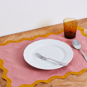 Grands sets de table festonnés brodés en coton et lin avec bordure contrastée pour les entreprises de location d'événements et les réceptions de mariage - Product Image 1