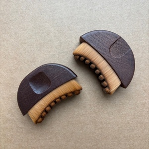 Brosse faciale <span class=keywords><strong>lymphatique</strong></span> en bois pour le <span class=keywords><strong>drainage</strong></span> et le contour du visage, adaptée à une application précise sur la peau - Product Image 1
