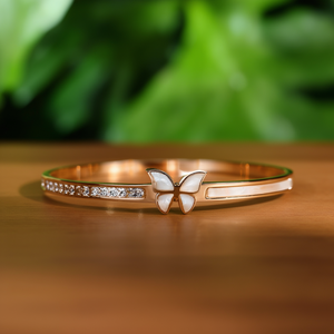 Brazalete de Moda en Acero Inoxidable 316L con Baño de Oro PVD, Diseño de Mariposa con Incrustaciones de Cristal para Mujer - Product Image 3