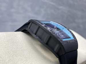 Montre mécanique haut de gamme avec un mouvement squeletté flambant neuf, un boîtier en fibre de carbone et une finition naturelle et brillante. - Product Image 2