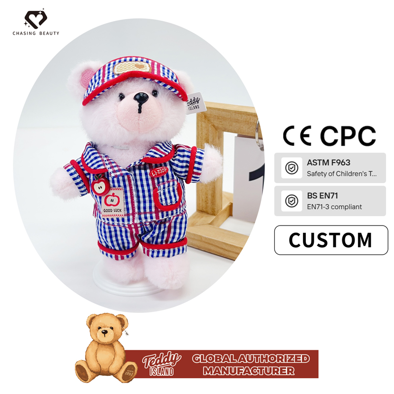 Pyjama à carreaux rouges et bleus avec ours en peluche.