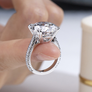 Anillo de compromiso Messi Jewelry MSR-2173 de oro de 18 quilates con tres diamantes de corte redondo, diamantes cultivados en laboratorio, para mujer. - Product Image 4