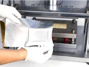 Machine de formage et de découpe de film laminé en aluminium pour cellules de batterie au lithium - Product Image 3