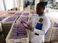 Offre Spéciale Ligne Mini pour Machine de Fabrication de Savon à Lessive / Machine d'Impression de Savon de Toilette pour Logo Clair / Ligne de Production de Savon de Bain