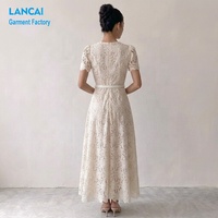 Fabricant OEM ODM de robes en dentelle, robe longue élégante sur mesure pour femmes, col en V profond, manches bouffantes courtes, robe de créateur pour l'été, la plage et les soirées