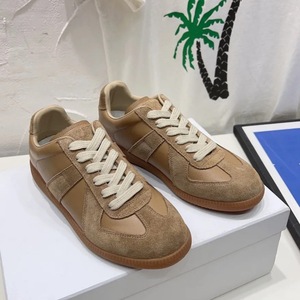 Chaussures de luxe sur mesure en cuir de vachette blanc à lacets, talon moyen, semelle intermédiaire en caoutchouc, style graffiti tendance pour l'automne - Product Image 2