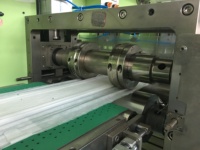 CE-zertifizierte voll automatische Baby windel maschine Neuer Zustand Hergestellt in Indien mit Holz zellstoff als Rohmaterial