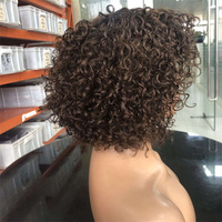 Perruques Courtes Frisées sans Lacets Pixie Cut en Cheveux Humains avec Frange Entièrement Fabriquées à la Machine sans Colle pour Femmes Noires