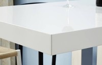 Matériau MDF de haute qualité avec peinture haute brillance Table de bar avec table de cocktail au design moderne et élégant pour la maison ou les événements