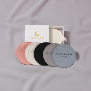 Pochette à bijoux ronde grise personnalisable avec logo, enveloppe à rabat pour boucles d'oreilles, sac cadeau en microfibre de velours blanc, emballage en gros - Product Image 1