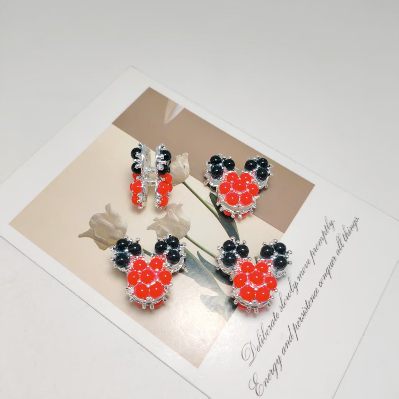 Oreilles en perles noires plaquées argent et visage en perles rouges