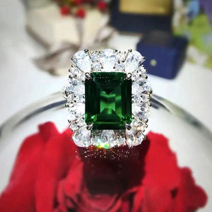 Anello con Cristalli Verde Pavone per Donne, Tono Argento, Impilabile, Elegante Accessorio di Moda - Product Image 2