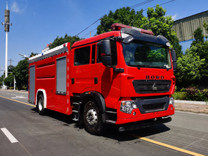 Nouveau <span class=keywords><strong>camion</strong></span> <span class=keywords><strong>de</strong></span> lutte contre les incendies et <span class=keywords><strong>de</strong></span> sauvetage SINOTRUK Howo TX 4x2 double cabine 10cbm 10000L Euro3 Chine - Product Image 2