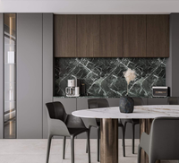 Meubles de cuisine Lesso Home sur mesure en bois gris foncé style Shaker, quincaillerie en laiton, îlot en marbre, étagère ouverte pour la maison