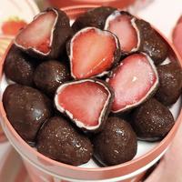 Krokante chocolade bedekte verse fruit aardbei gelaagde snoepjes kant-en-klaar ijsjes doos
