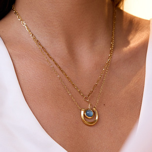 Collier pendentif en forme de sabot de cheval en acier inoxydable avec pierre bleue sertie, bijou de mode pour femme, cadeau - Product Image 2