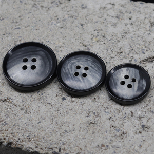 Màu đen và màu xám Phong Cách Anh Blazer nút sừng tự nhiên cạnh bevel nhỏ cambered mặt 4 lỗ màu xám thật bò sừng nút - Product Image 5