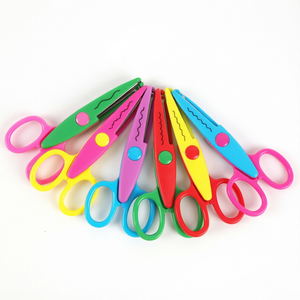 กรรไกรตกแต่งขอบพลาสติกสีสันสดใสคุณภาพสูง ชุดกรรไกรงานฝีมือที่ปลอดภัยและทนทาน สำหรับงาน DIY สมุดภาพ การ์ด และงาน Scrapbooking - Product Image 1