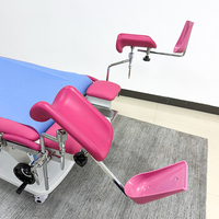 Chaise et table d'examen gynécologique