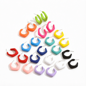 Boucles d'oreilles créoles géométriques en résine de qualité supérieure, acrylique et lucite, tendance, unisexe, à la mode, disponibles en plusieurs couleurs, bijoux pour femme - Product Image 1