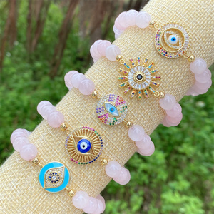 Braccialetto con Perle di Quarzo Rosa Naturale e Charm Protezione Contro il Malocchio, Gioiello Curativo in Cristallo, Regalo per Donne - Product Image 1