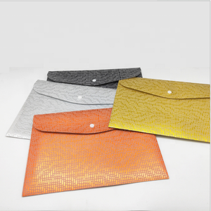 Regalo promocional, suministros escolares de oficina, <span class=keywords><strong>bolsa</strong></span> de archivo de sobre de plástico A4 de alta calidad brillante a la moda con botón a presión - Product Image 4