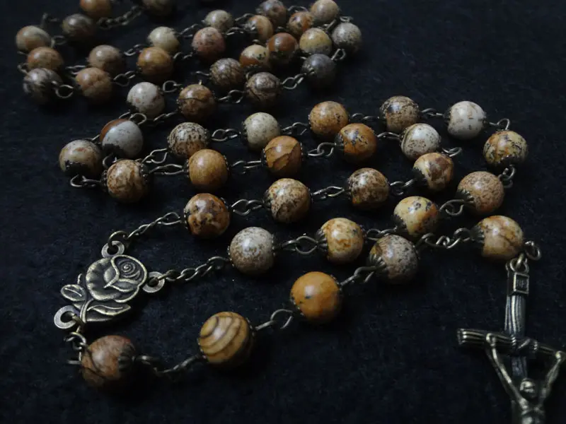 Immagine natura pietra antica collana rosario perline croce regalo religioso cattolico crocifisso