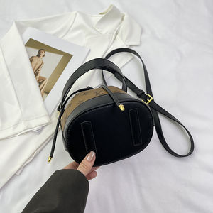 Sac à bandoulière tendance en PU souple, style seau, avec doublure en polyester - Product Image 4