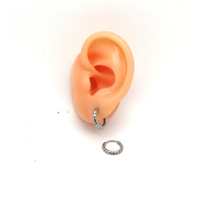 Aretes Huggie yunnique de Acero de Titanio, Unisex, Diseño Geométrico para Uso Diario, Otoño 2024, Hechos en Guangzhou - Product Image 4