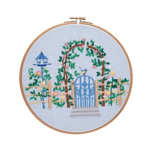 Kit de broderie artisanal pour la fête des mères avec tissu en coton, fil en polyester, fleurs brodées de forme ronde pour la décoration de la maison et les cadeaux - Product Image 1