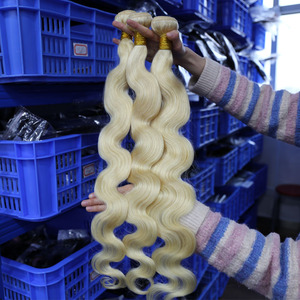 # Extensions de cheveux humains blonds 613, ondulés, alignés dans le sens de la cuticule, en lots - Product Image 1