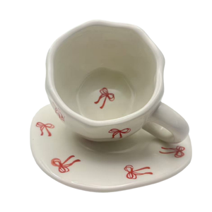 Ensemble de tasses à thé et soucoupes en céramique rose à fleurs, style rétro classique, assiette à dessert asymétrique et mug faits à la main pour le café et le thé - Product Image 4