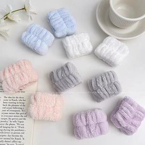 Biểu Tượng Tùy Chỉnh Đàn Hồi Flannel Mặt Cổ Tay Khăn Cuff Trang Điểm Washband Ban Nhạc Cổ Tay Chăm Sóc Da Spa <span class=keywords><strong>Headband</strong></span> Và Rửa Mặt Dây Đeo Cổ Tay Thiết Lập - Product Image 4