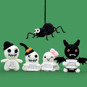 Statuette di Fantasmi all'Uncinetto con Carte con Citazioni Motivazionali, 4,3 Pollici, Decorazioni da Tavolo a Tema Halloween per Interni - Product Image 1