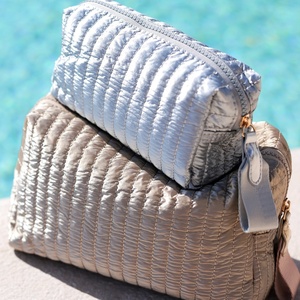 Bolsa de maquillaje metálica dorada de 10 pulgadas, bolsa de almacenamiento de cosméticos acolchada portátil grande, bolsa de cremallera cosmética impermeable para mujer - Product Image 6