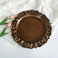 Assiettes de présentation en acrylique de style aristocrate marron foncé avec bord gaufré orné, assiettes de service rondes en plastique rétro baroques de 13 pouces