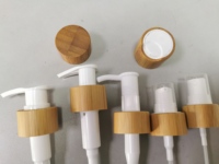 Bouteille givrée en PP blanc avec pompe à lotion et bouchon en bambou 24/410