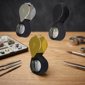 Lupa de 21 mm con triple lente, aumento de 10X, cuerpo metálico y agarre de goma para inspección de joyas y reparación de relojes |   GS757 - Product Image 2