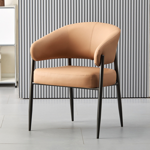 Chaise <span class=keywords><strong>de</strong></span> <span class=keywords><strong>salle</strong></span> <span class=keywords><strong>à</strong></span> manger en cuir <span class=keywords><strong>de</strong></span> luxe <span class=keywords><strong>de</strong></span> style nordique moderne, avec structure métallique, pour une ambiance hôtelière et <span class=keywords><strong>de</strong></span> restaurant, idéale pour les hôtels et les salons. - Product Image 3