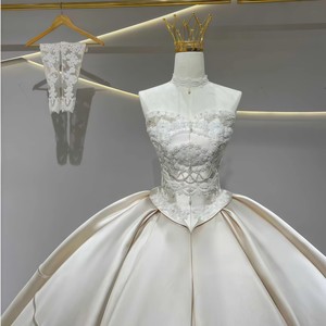 Vestido de Novia Moderno JFH20 Royal sin Tirantes con Corsé, Lazo, Cola de Capilla de Satén, Encaje, Flores de Cristal y Guantes - Product Image 1