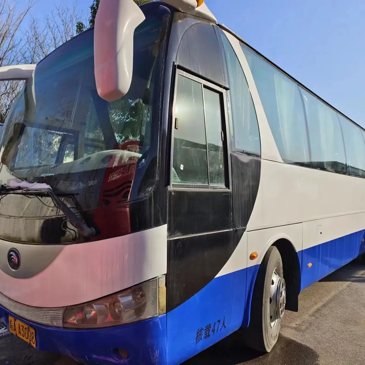 중고 Yutong 버스 47 석 디젤 버스 판매 상태가 좋은 흰색과 파란색의 강력한 엔진